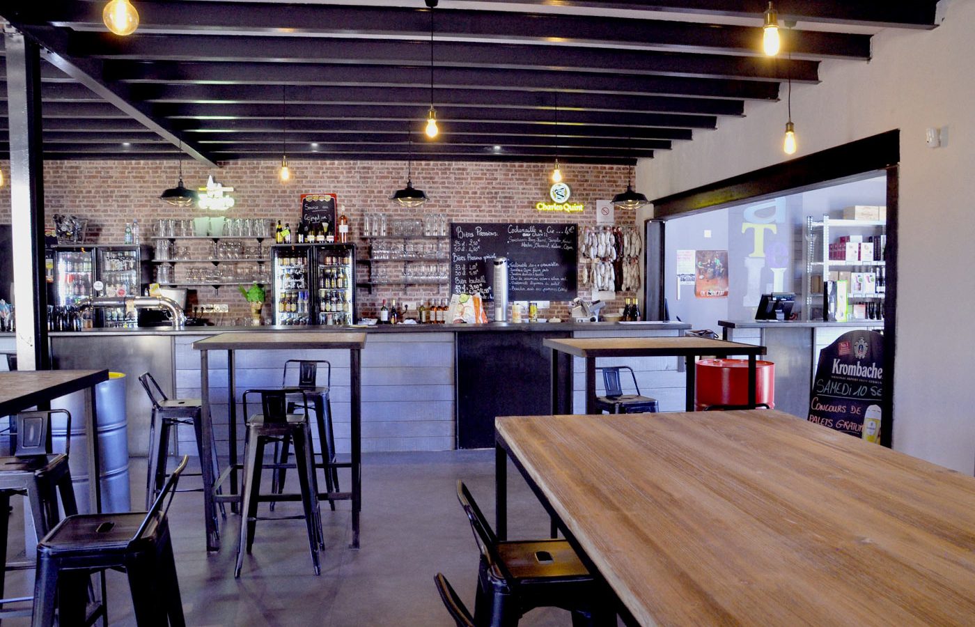 Intérieur convivialité à l'atelier cave bar bières restauration Les Achards