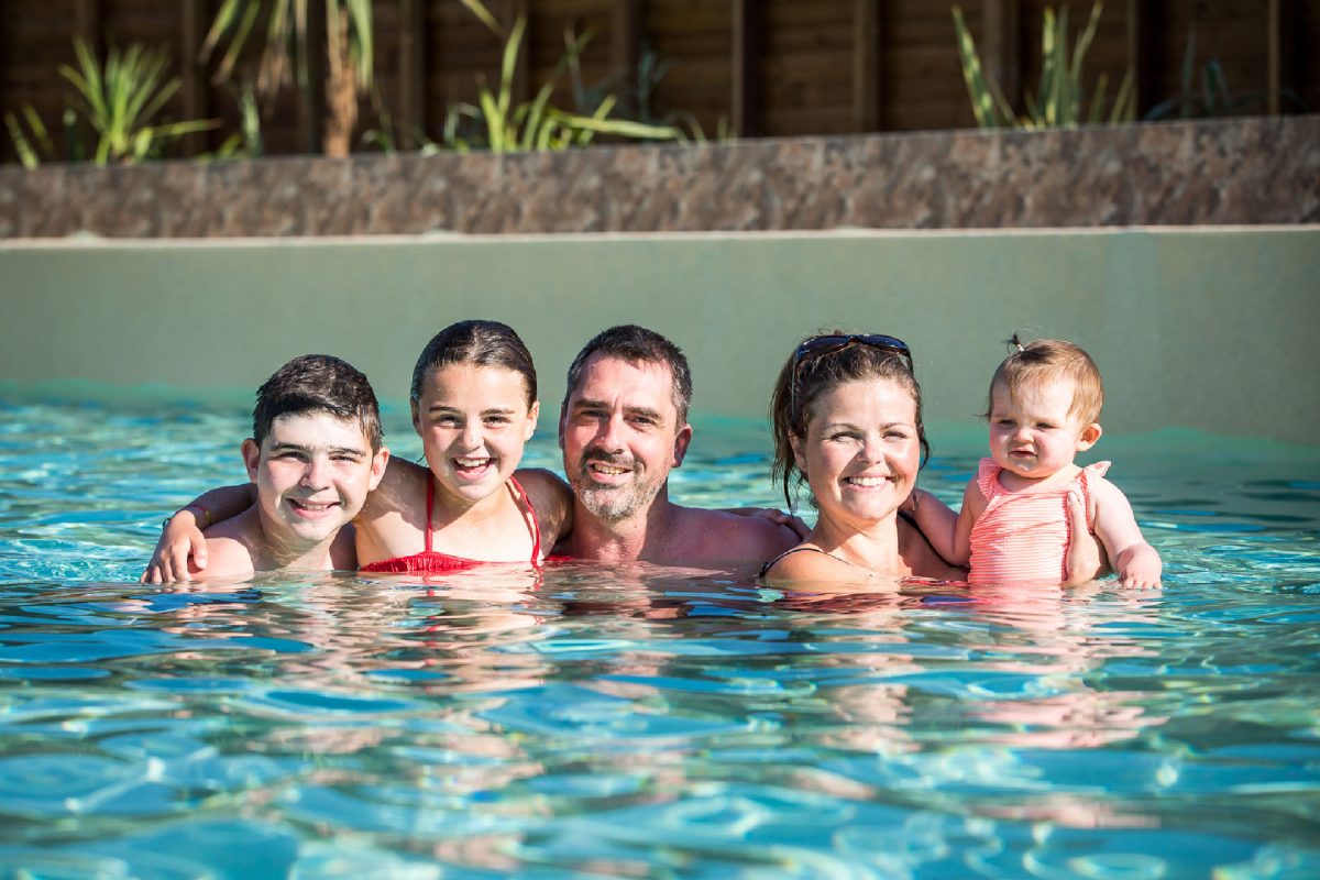 Campings - Famille à la piscine