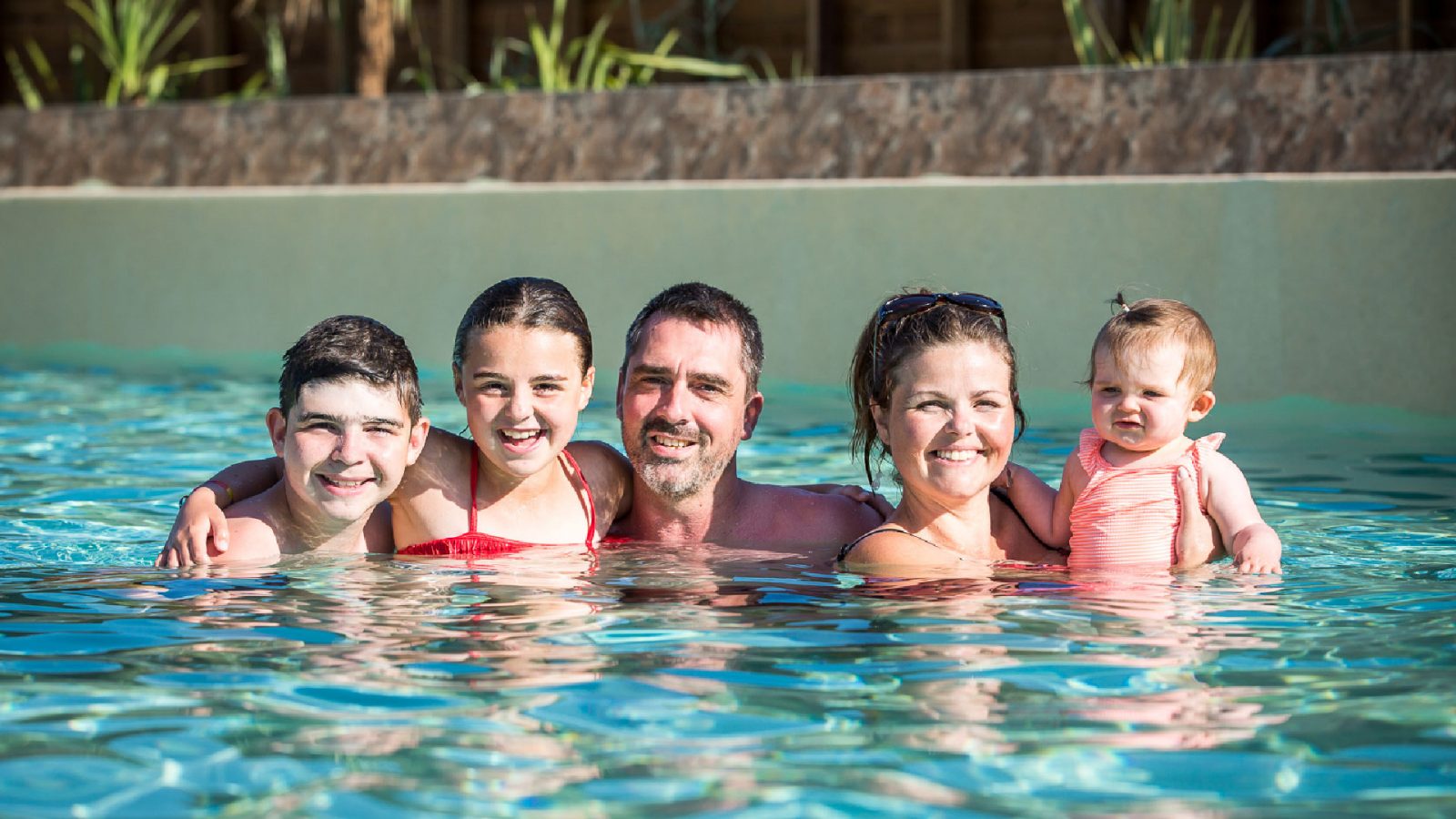 Campings - Famille à la piscine