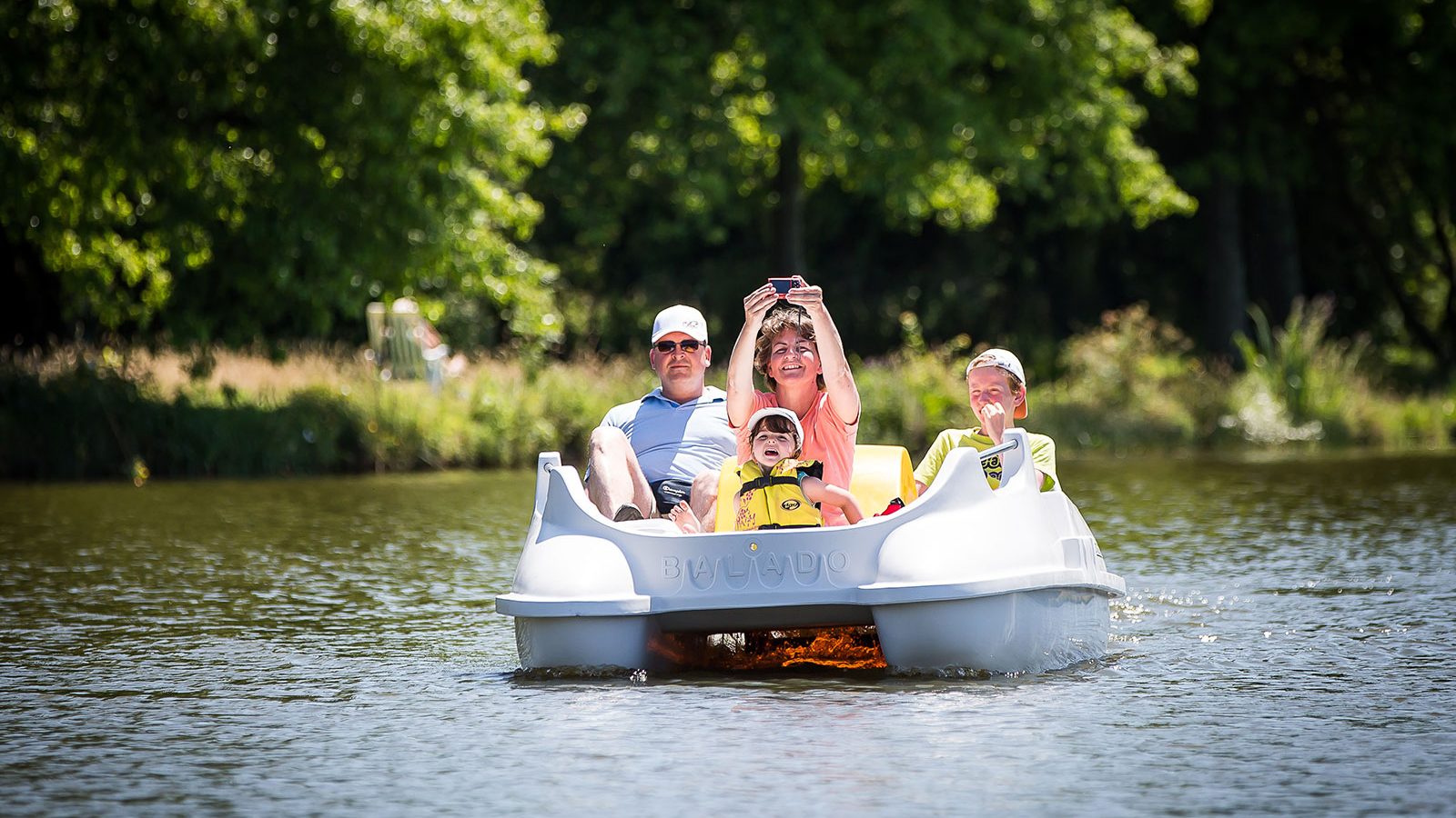 Activités-nautiques-lac-du-jaunay-canoes-la-chapelle-hermier