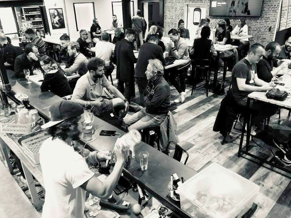 Moment de convivialité à l'atelier cave bar bières restauration Les Achards