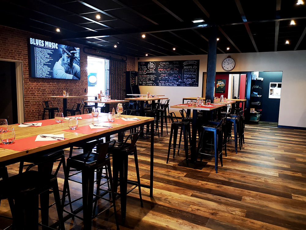 Intérieur convivialité à l'atelier cave bar bières restauration Les Achards