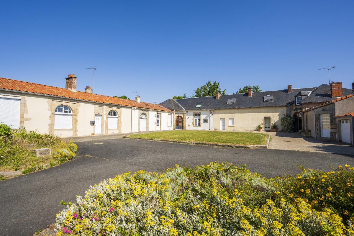 Le vieux château aux Achards