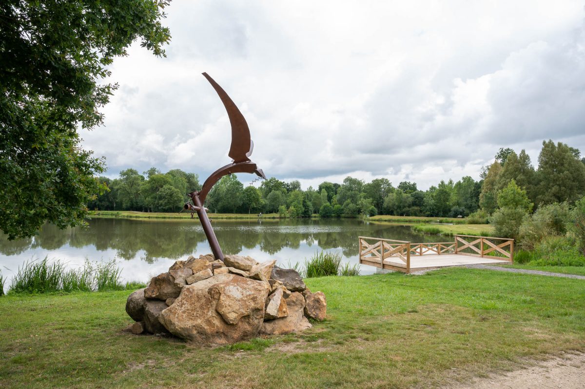 Sculpture de l'oiseau sur le plan d'eau des Ouches à Martinet