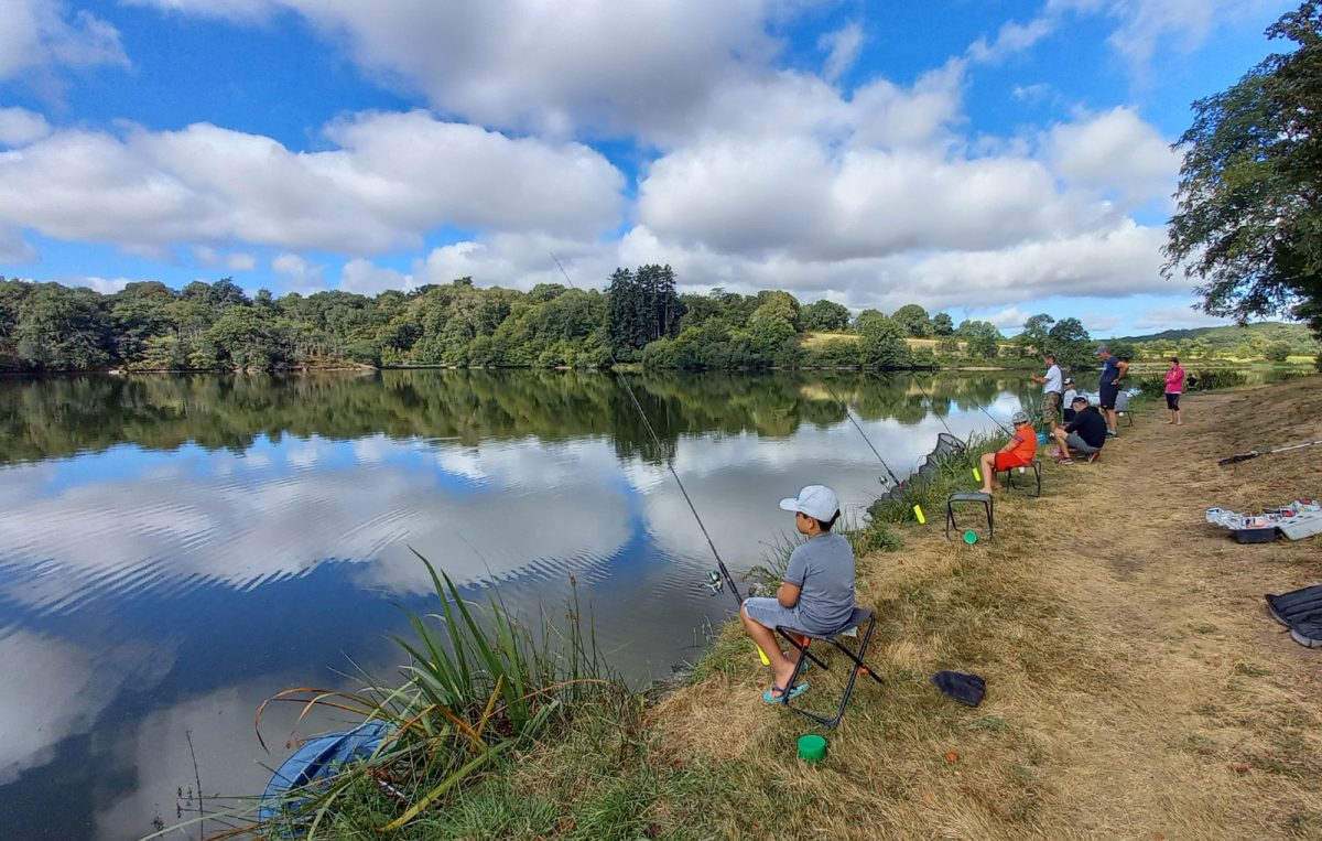 Vendée : trois championnes du monde de pêche à la carpe au bord du lac du  Jaunay