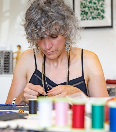 Portrait d’une brodeuse d’art