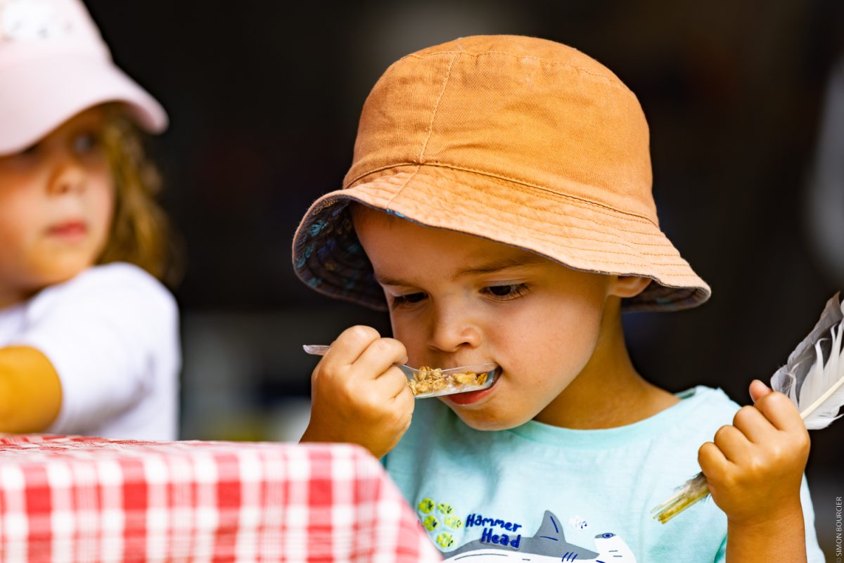 Dégustation de muesli à la Ferme du Petit Grain