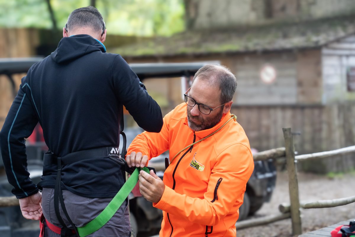 Moniteur au Grand Défi installation baudrier