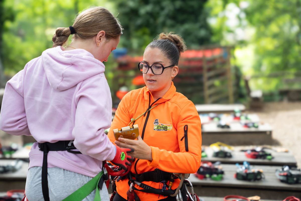 Monitrice au Grand Défi installation baudrier
