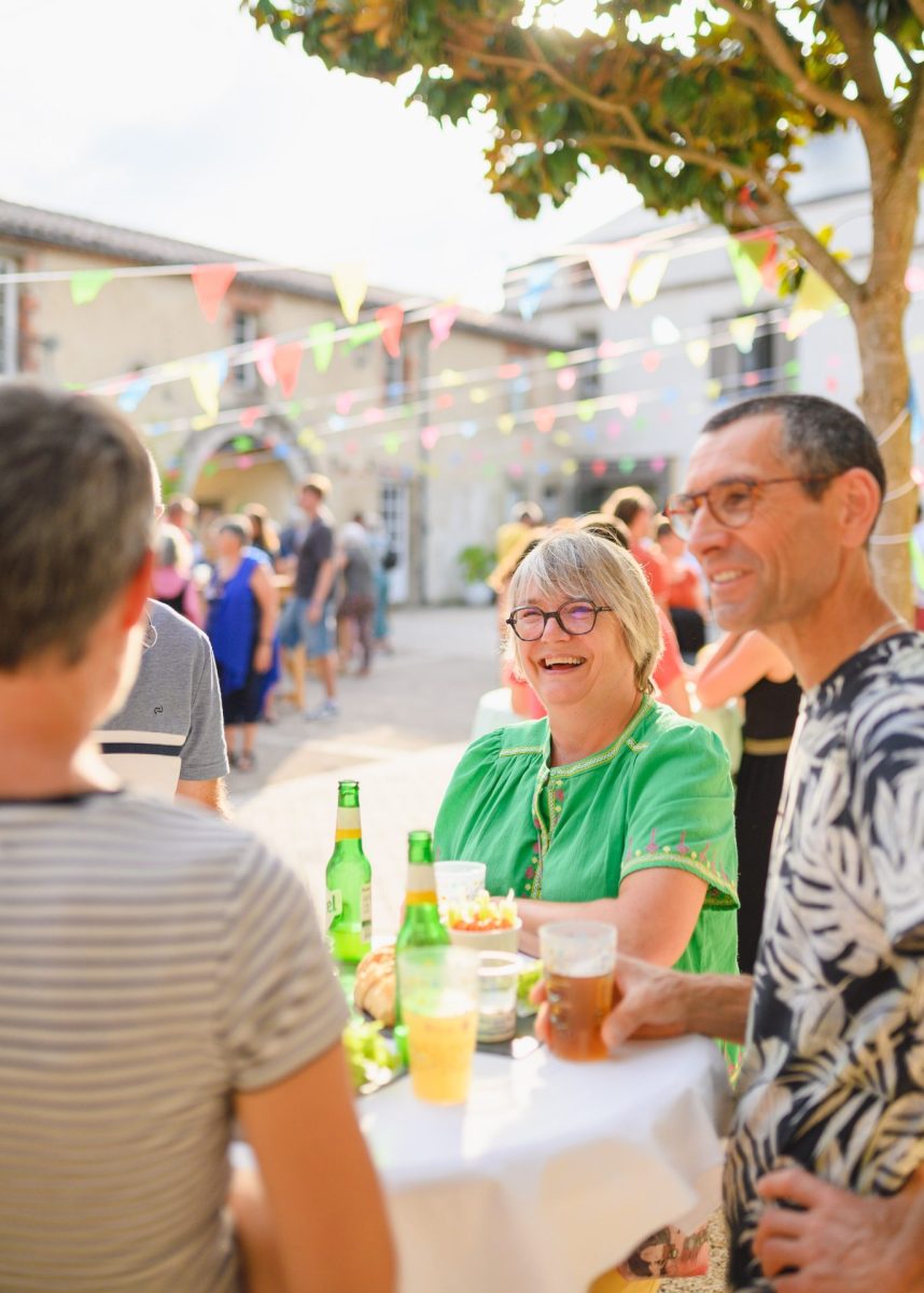 Les Apéros du Patrimoine à Beaulieu sous la Roche rire entre amis