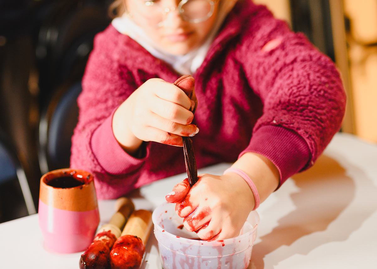 Se barbouiller les mains bêtises en famille Jaunay'Scapades