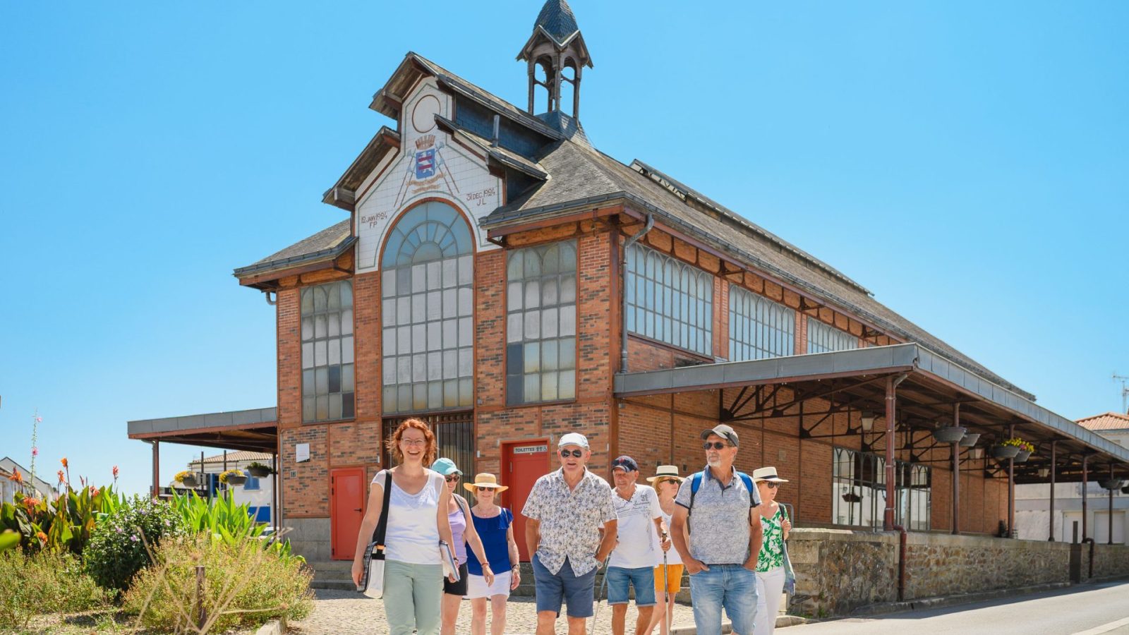 groupe visite guidée patrimoine devant les Halles de la Mothe-Achard