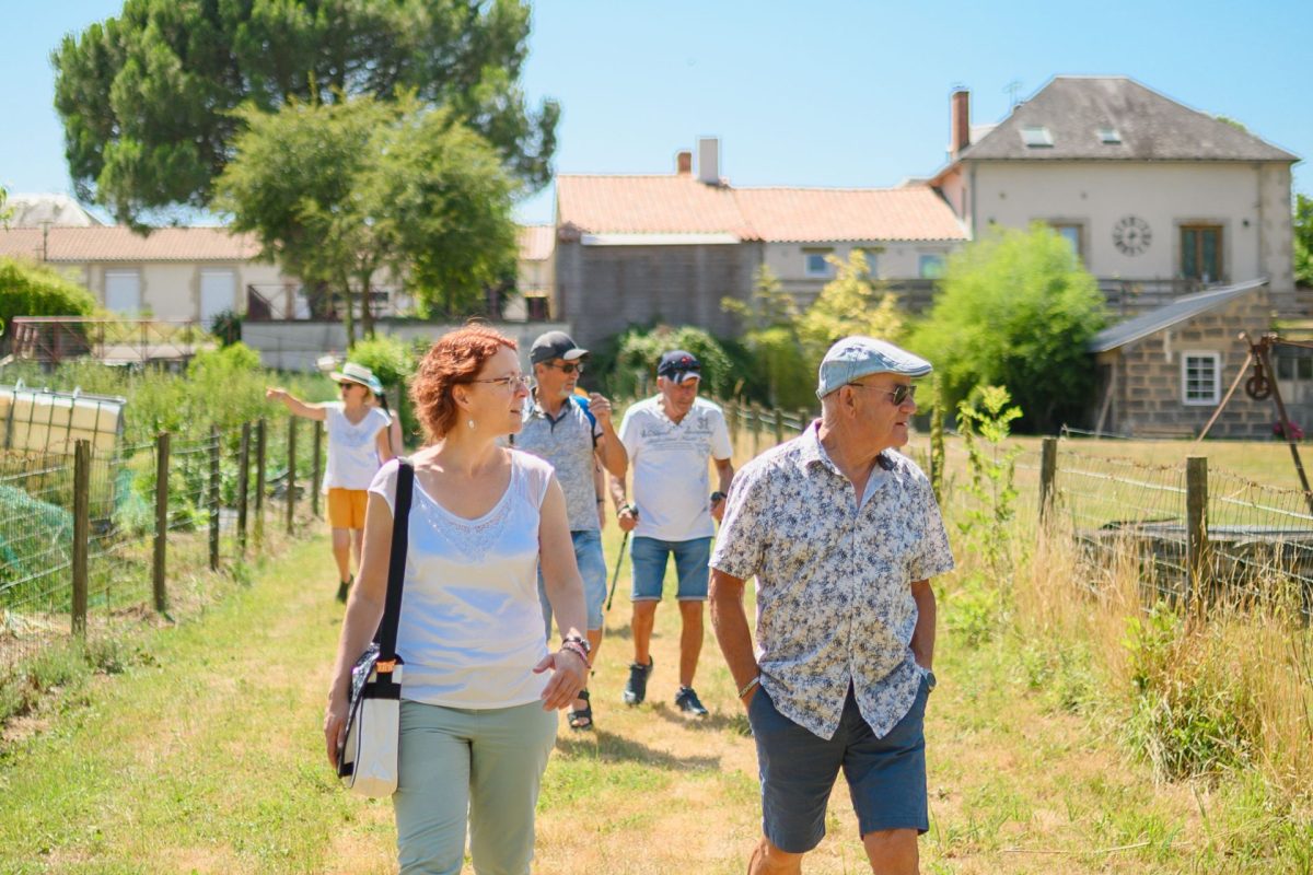 groupe dans les chemins visite guidée des Achards