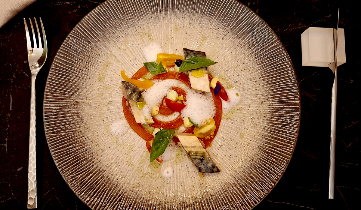 Entrée cuisine raffinée au restaurant Le Café des Arts à Beaulieu-sous-la-Roche