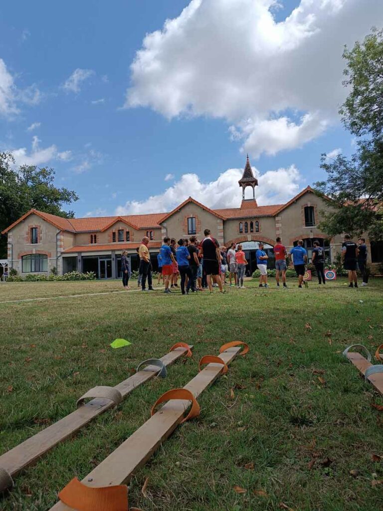 groupe team building devant le prieuré au domaine de brandois en Vendée