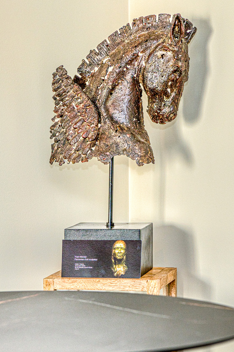 Cheval sculpté par Yvan Mercier au restaurant Le Café des Arts