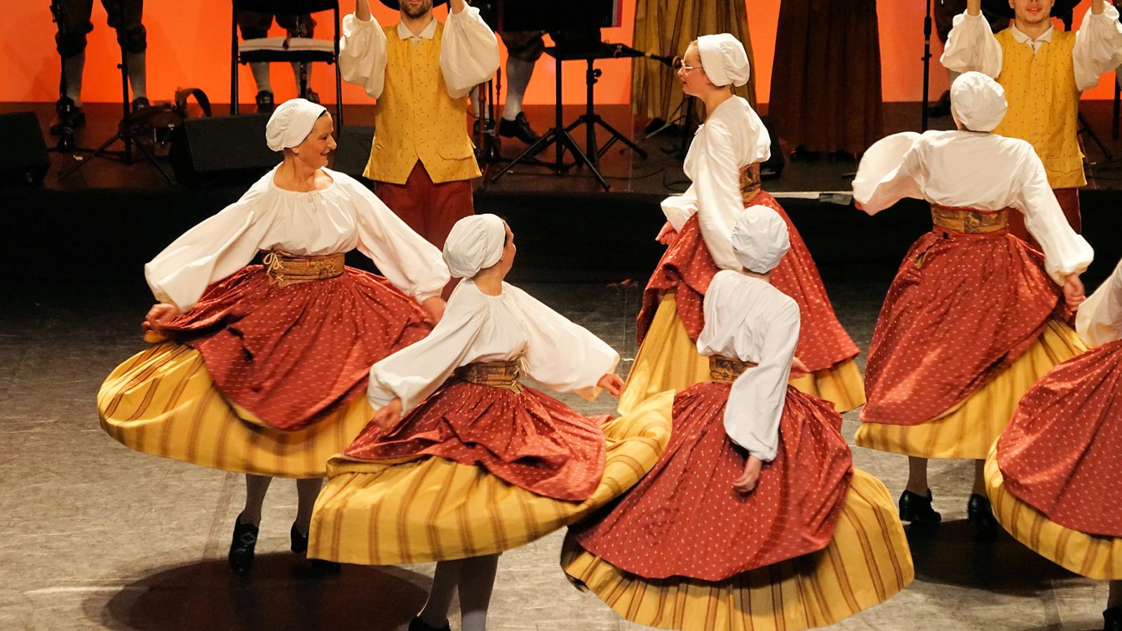 Traditions et danses folklore de Vendée Les Joyeux vendéens
