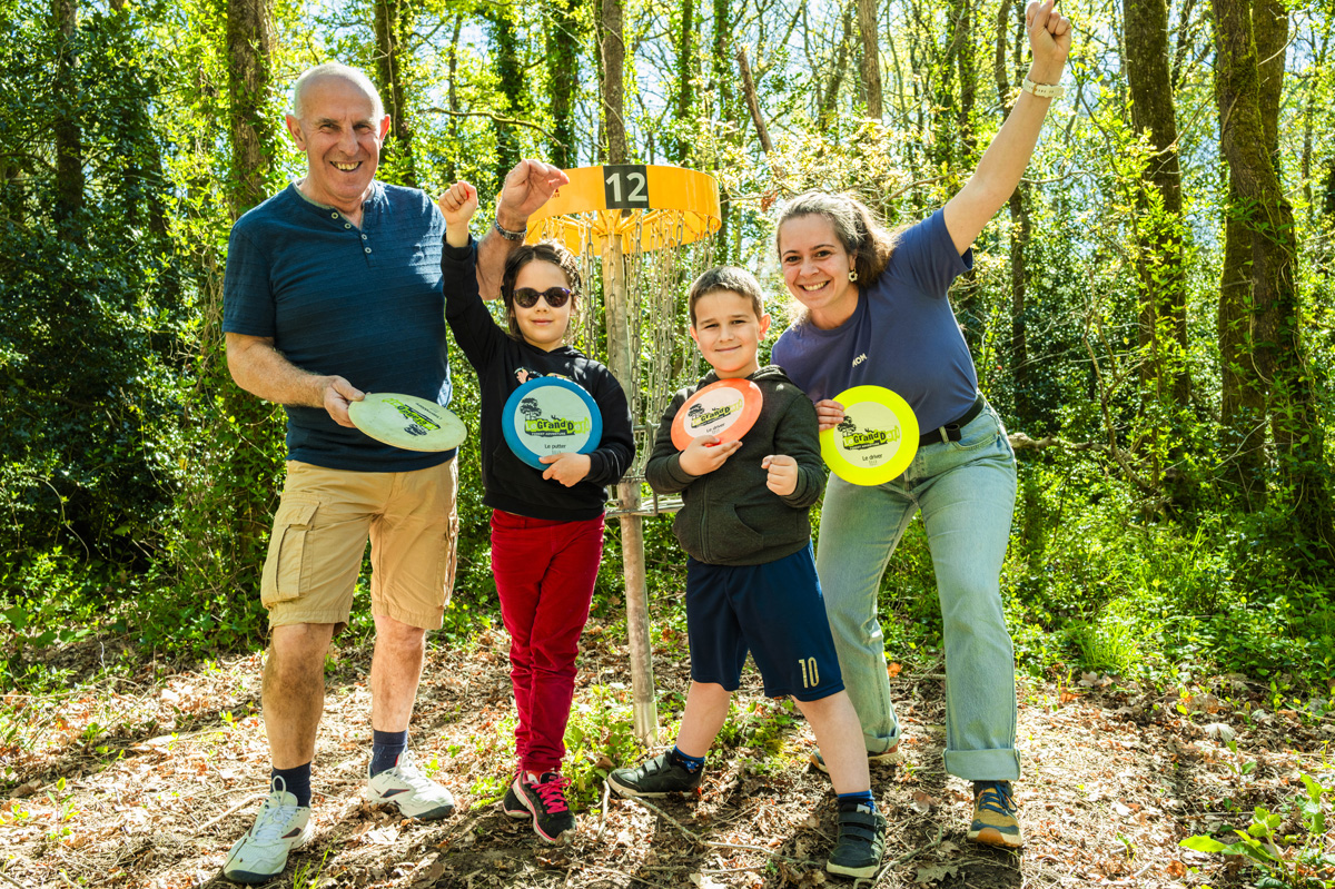 Disc Golf en famille au Grand Défi parc attractions loisirs Vendée