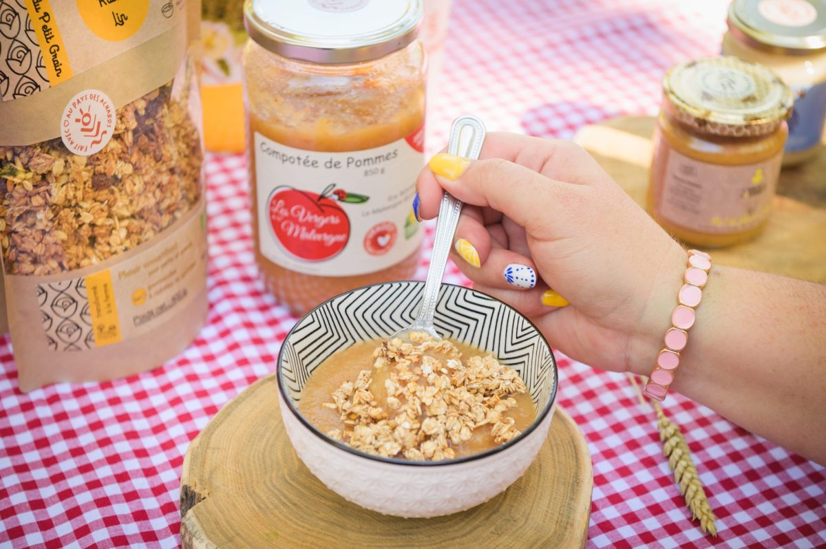 Produits locaux boutique OT Pays des Achards petit déjeuner muesli compote