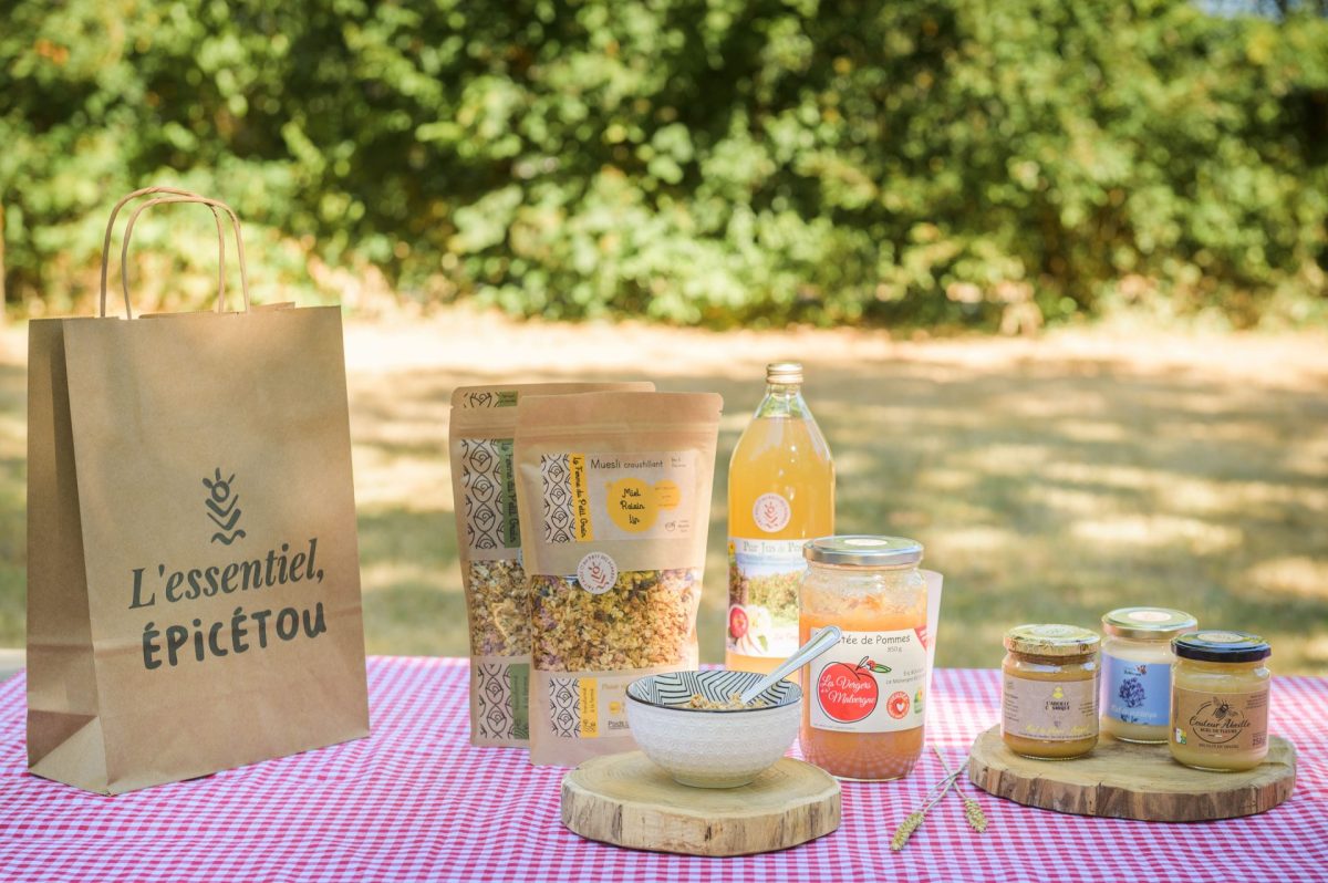 Produits locaux boutique OT Pays des Achards présentation petit déjeuner