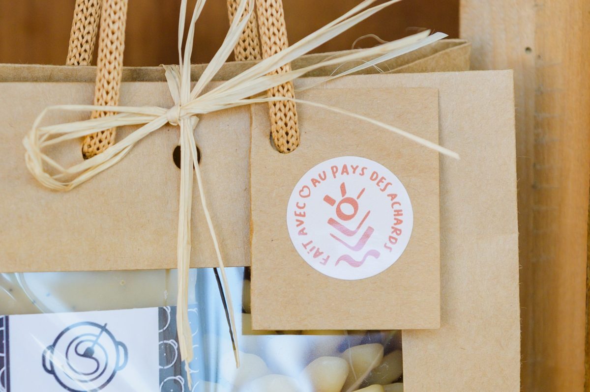 Macaron Fait avec amour au Pays des Achards dans la boutique de l'office de Tourisme