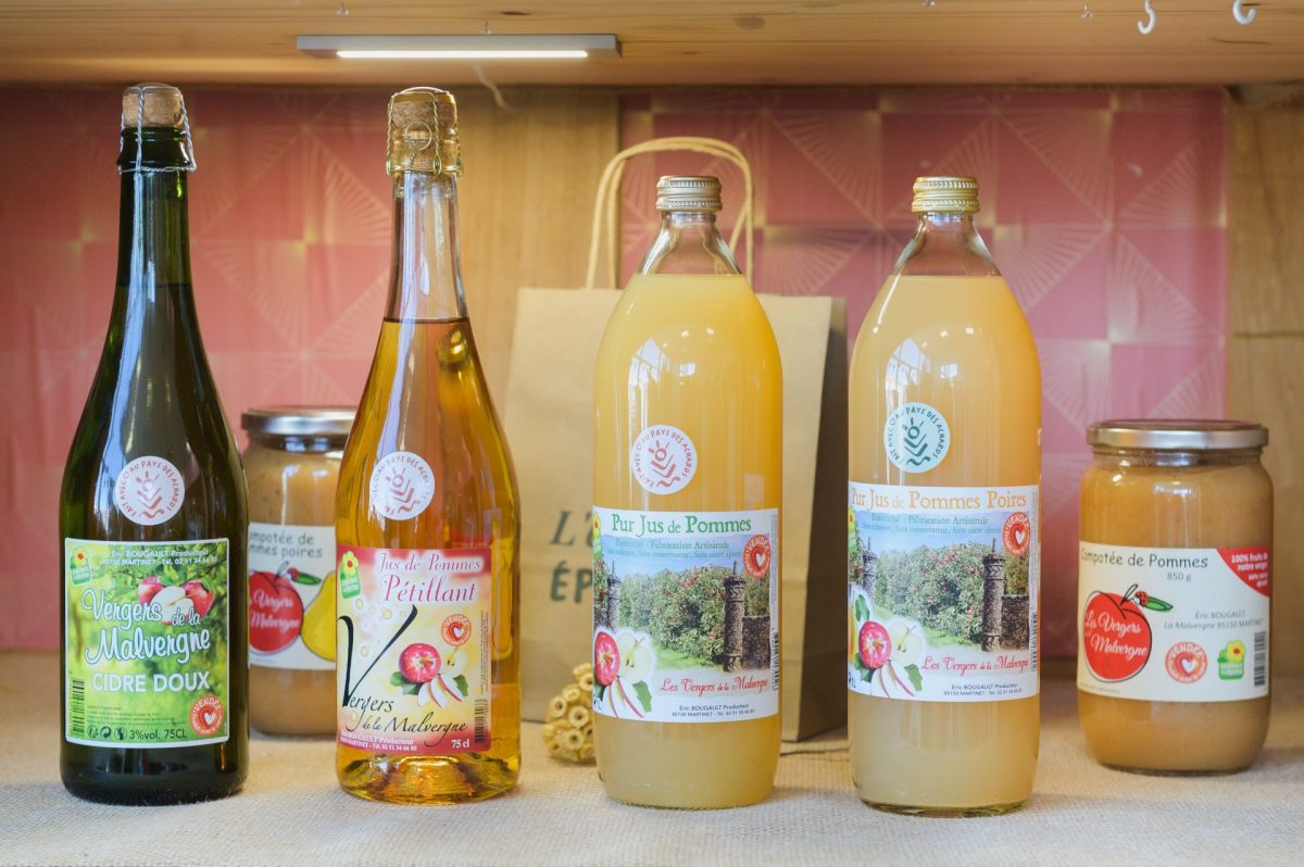 Produits locaux boutique Office de Tourisme Pays des Achards jus de fruits et cidre Vergers de la Malvergne