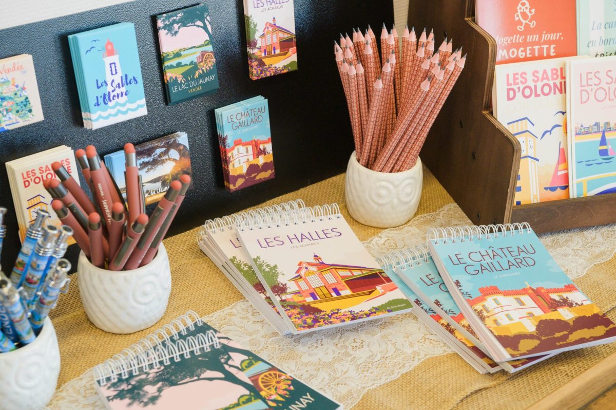Boutique Office de Tourisme Pays des Achards souvenirs carnets magnets crayons