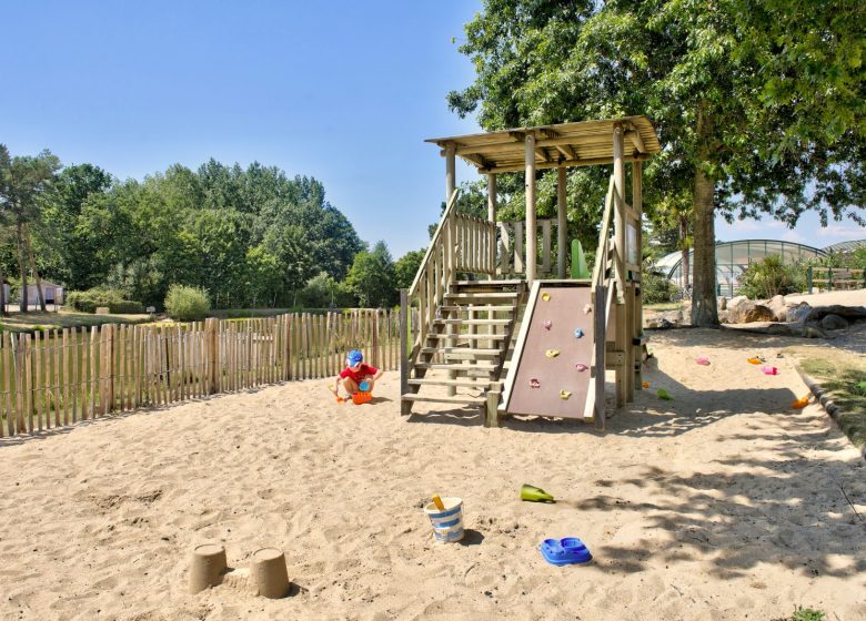 EMPLACEMENTS CAMPING-CARS CAMPING LA BRETONNIÈRE