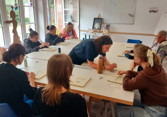 Les Estiv&rsquo;Arts – Atelier « Fabrication de bracelets en micro-macramé »