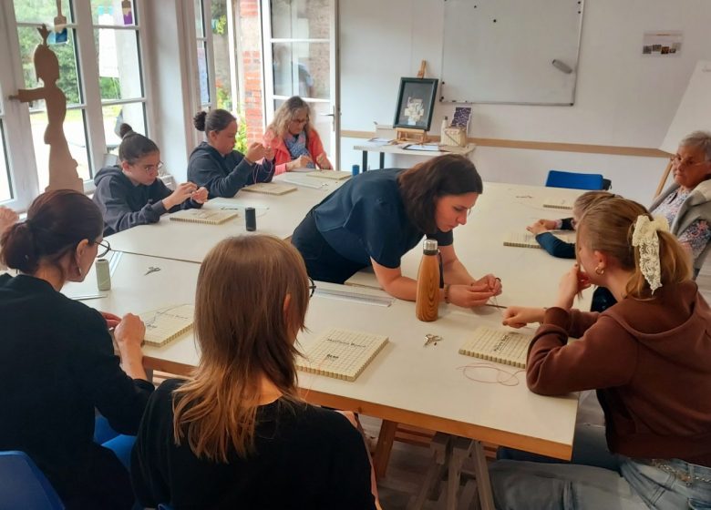 Les Estiv&rsquo;Arts – Atelier « Fabrication de bracelets en micro-macramé »