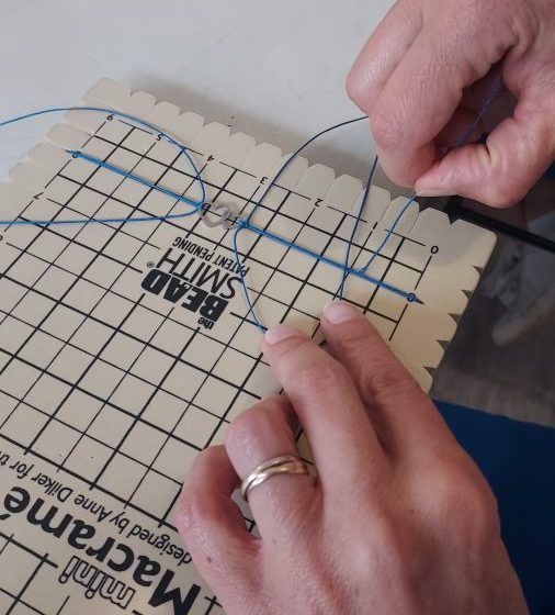 Les Estiv&rsquo;Arts – Atelier « Fabrication de bracelets en micro-macramé »