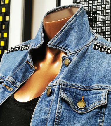 Atelier broderie Haute Couture sur vêtements