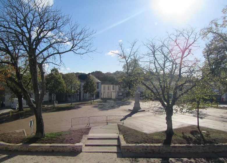 RATHAUS VON BEAULIEU UNTER DEM FELSEN