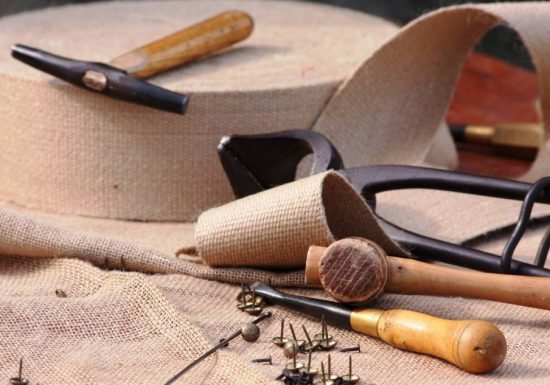 TAPISSIER ÉBÉNISTE – AURÉLIEN RAYNOND –  LE MOULIN DE JOSSE