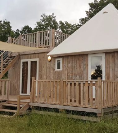 Lodge tipi bois camping à la ferme