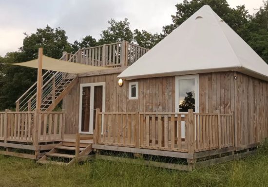Lodge tipi bois camping à la ferme