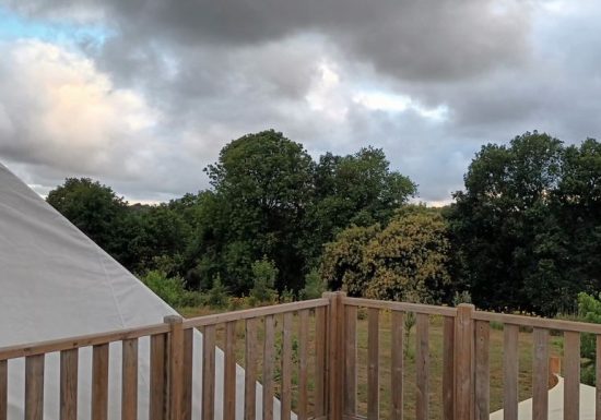 Lodge tipi bois camping à la ferme