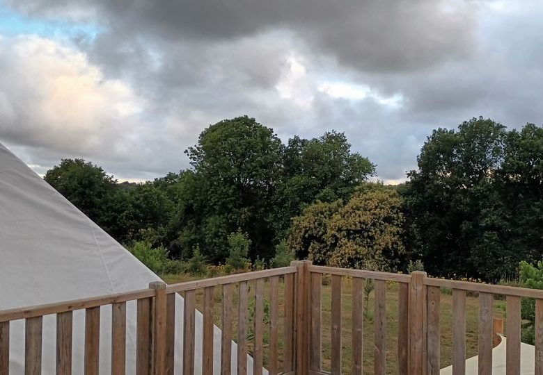 Lodge tipi bois camping à la ferme