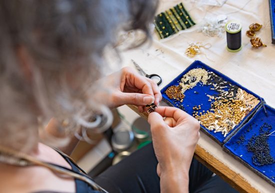 Visitez nos entreprises – Brodeuse d’art : Aurore Thuault