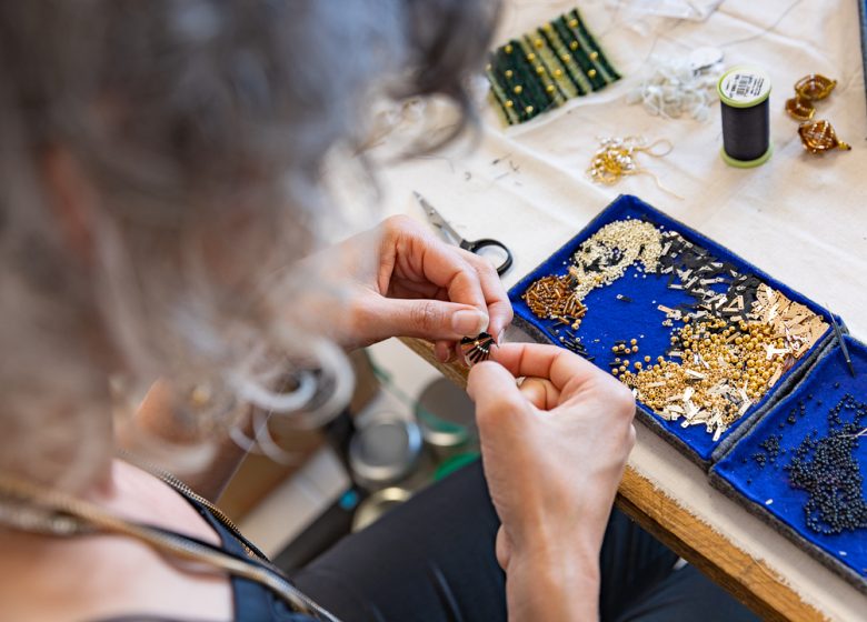 Visitez nos entreprises – Brodeuse d’art : Aurore Thuault