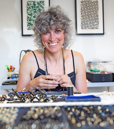 Visitez nos entreprises – Brodeuse d’art : Aurore Thuault