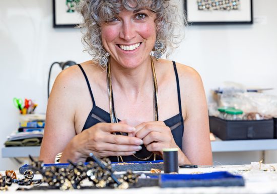 Visitez nos entreprises – Brodeuse d’art : Aurore Thuault