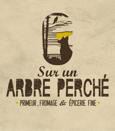 SUR UN ARBRE PERCHÉ
